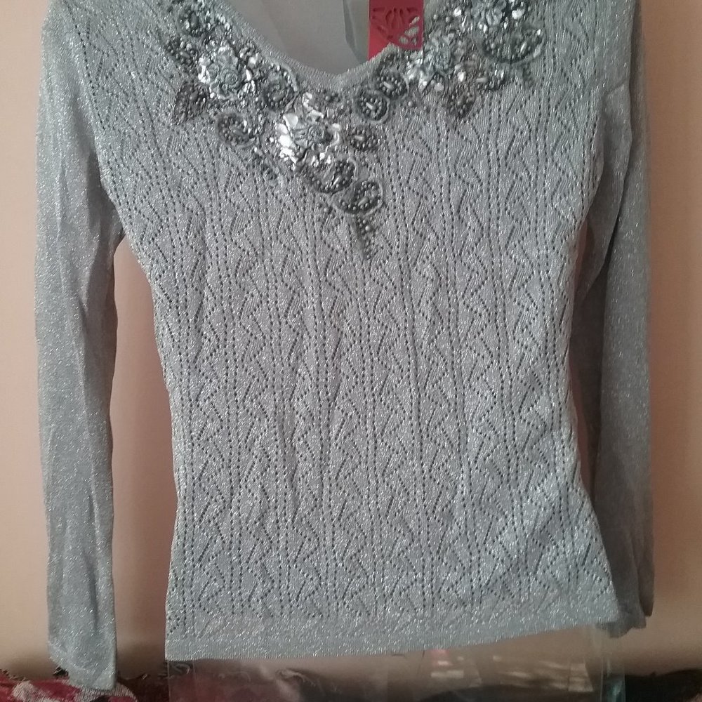 V-neck lomg sleeve top